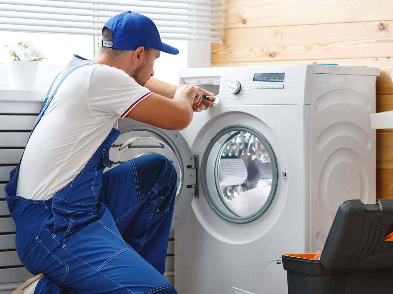 Técnico reparando electrodoméstico Balay en Candeleda